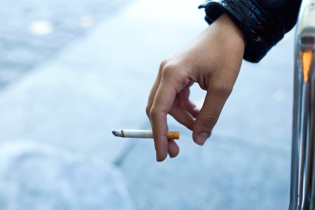 A nicotina é um importante vilão. Aumenta a chance de Necrose Avascular da Cabeça do Fêmur por ser vasoconstrictor e inflamatória